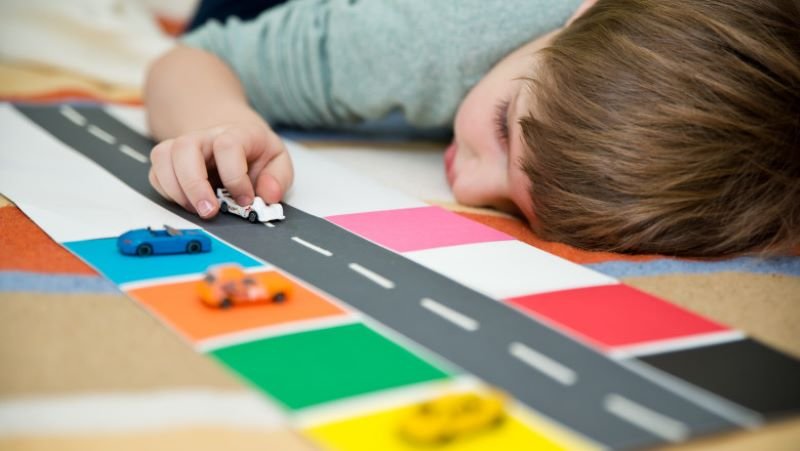 Mituri legate de autism: vaccinarea, faptul că mama şi-a înţărcat copilul devreme. Psiholog: Ştiinţific încă nu s-a descoperit cauza apariţiei autismului