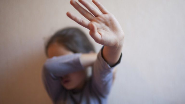 O fetiță de 10 ani a fost jefuită în plină stradă de un puști de 15 ani căruia nu-i lipsea nimic acasă
