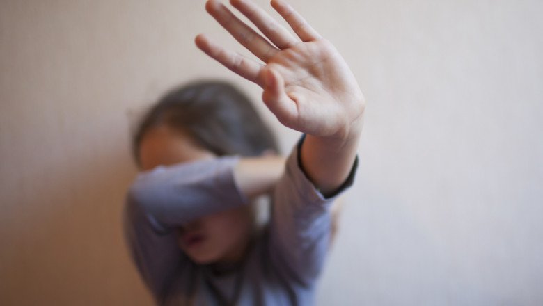 O fetiță de 10 ani a fost jefuită în plină stradă de un puști de 15 ani căruia nu-i lipsea nimic acasă