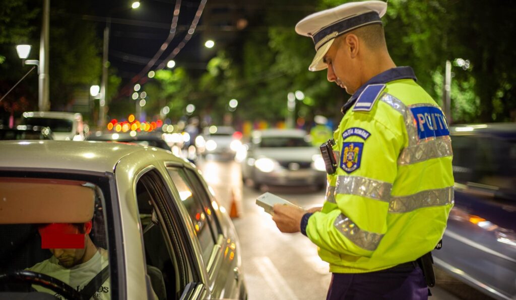  Un tânăr din Gorban băut și cu permisul suspendat a avariat două autoturisme parcate. Polițiștii l-au reținut pentru 24 de ore