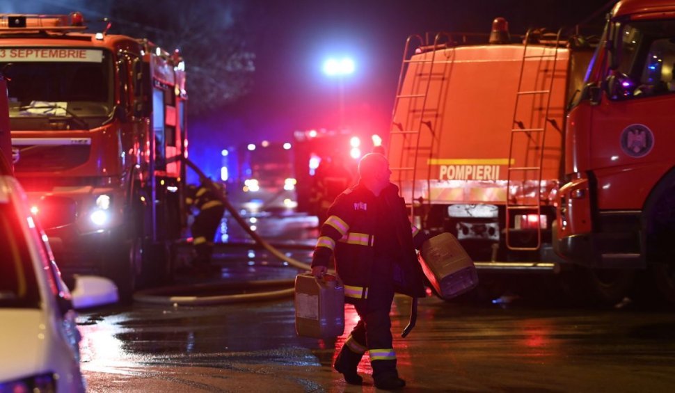  Incendiu puternic. Un schit din Neamț a luat foc din cauza unui trăsnet