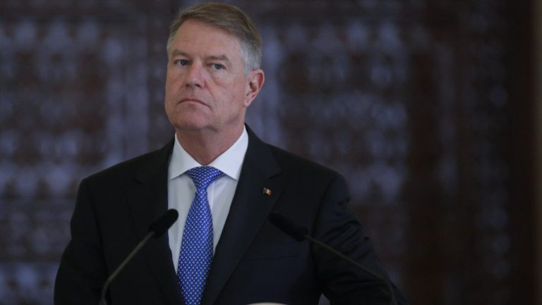 Klaus Iohannis organizează la Cotroceni, o ceremonie în care va decora liceele din Sibiu la care el și soția sa au predat