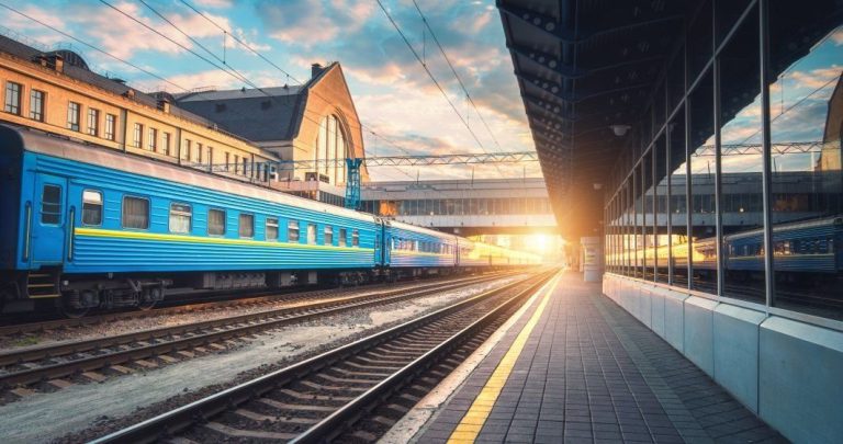 CFR Călători anunţă suplimentarea numărului de trenuri spre litoral în minivacanţa de 1 Mai, inclusiv de la Iași