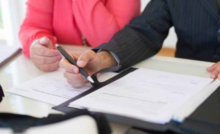 Cum mai încearcă dezvoltatorii imobiliari să te țepuiască? Mare atenție la contractele pe care le semnați!