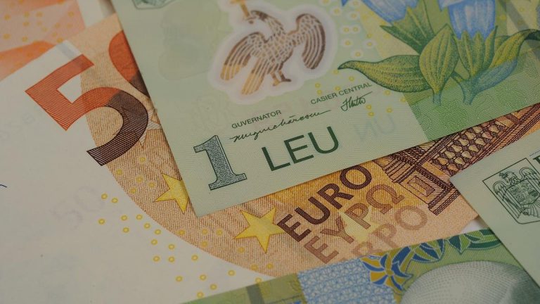 Cum vede presa internațională criza din România? Bloomberg: „Leul românesc se prăbuşeşte după vot”