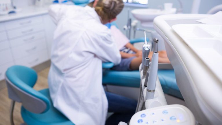 Pacienţii cu autism nu beneficiază încă de tratamente stomatologice gratuite din cauza unor „neînţelegeri birocratice”