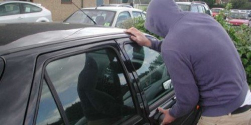 Italian nativ, prins la furat și condamnat la Iași. Spărgea tot ce-i ieșea în cale, mașini, automate de bilete etc.