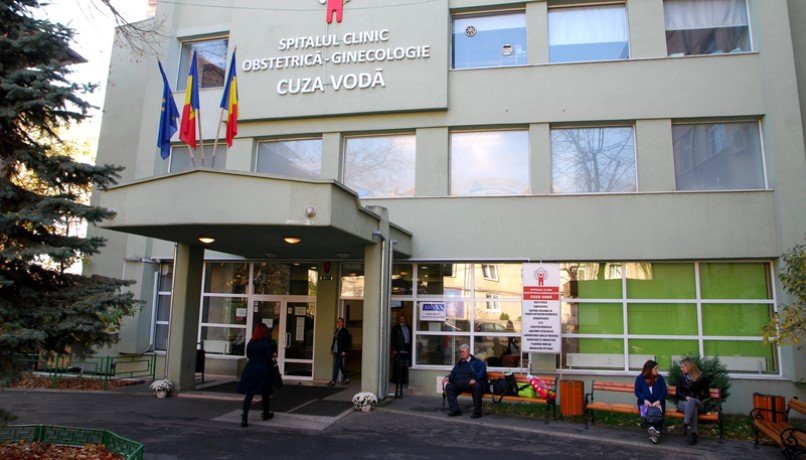 O analiză la rece: mărturia femeii care reclamă că a născut natural, după ce a așteptat nemâncată timp de 30 de ore operația de cezariană