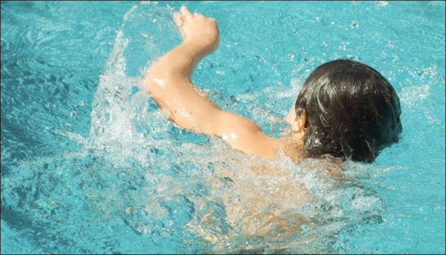  Copil de nouă ani, scos inconştient dintr-o piscină din Olt.  El era în stop cardio-respirator, dar a răspuns manevrelor de resuscitare