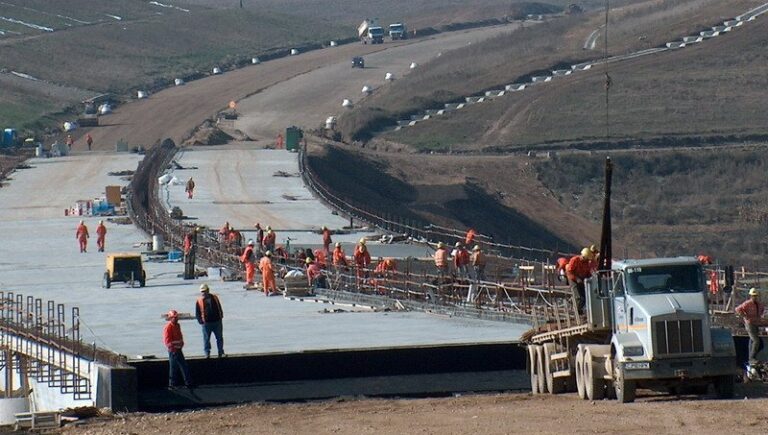 Autostrada A8 rămâne prioritară și în noul program de guvernare: promisiuni noi pentru vechiul proiect de infrastructură