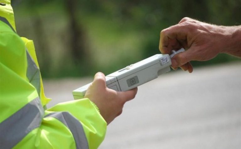 Un șofer de TIR băut a provocat un accident pe Valea Prahovei. Două persoane, rănite