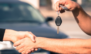 O ieșeancă s-a trezit cu un potop de amenzi pe cap după ce și-a vândut mașina. Ce pățești dacă îți vinzi autovehiculul pe zdelcă?