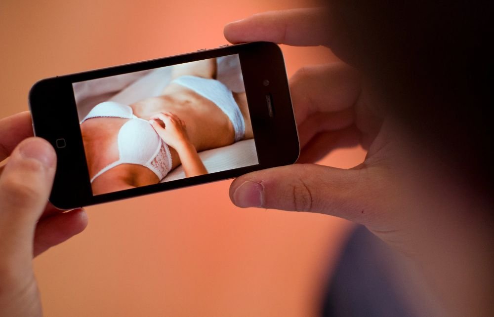 Masturbarea l-a costat doi ani de pușcărie. Înfierbântat de filmele porno pe care le urmărea pe telefon, un pensionar din trenul Iași-Bacău s-a masturbat cu fața spre călători