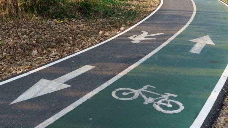 Polițiști, bicicliștii, Primărie. Renovarea șos. Bucium, transformată peste noapte - un prim aspect care dă de gândit