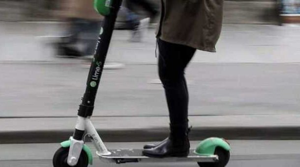 Primăria Piatra Neamţ interzice circulaţia trotinetelor electrice închiriate, după ce un băiat de 15 ani a murit