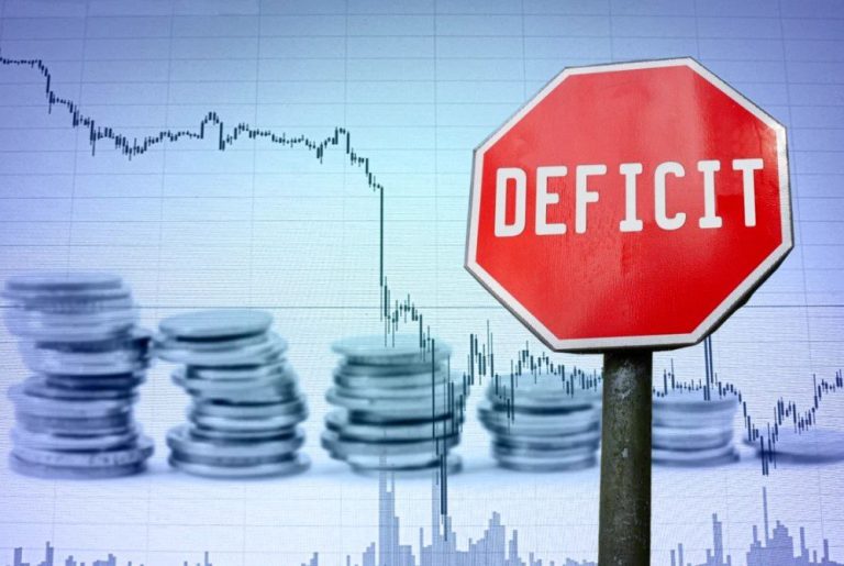 Comisia Europeană arată că majorarea salariilor bugetarilor, nu investițiile, a dus la deficitul uriaș. 2025 și 2026 se anunță la fel de complicate