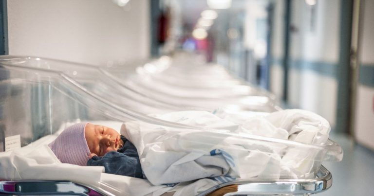 Bacău: Femeia suspectată că a vrut să îşi vândă unul dintre gemenii nou-născuţi unei tinere mai are acasă trei copii, cu vârste între 4 şi 16 ani