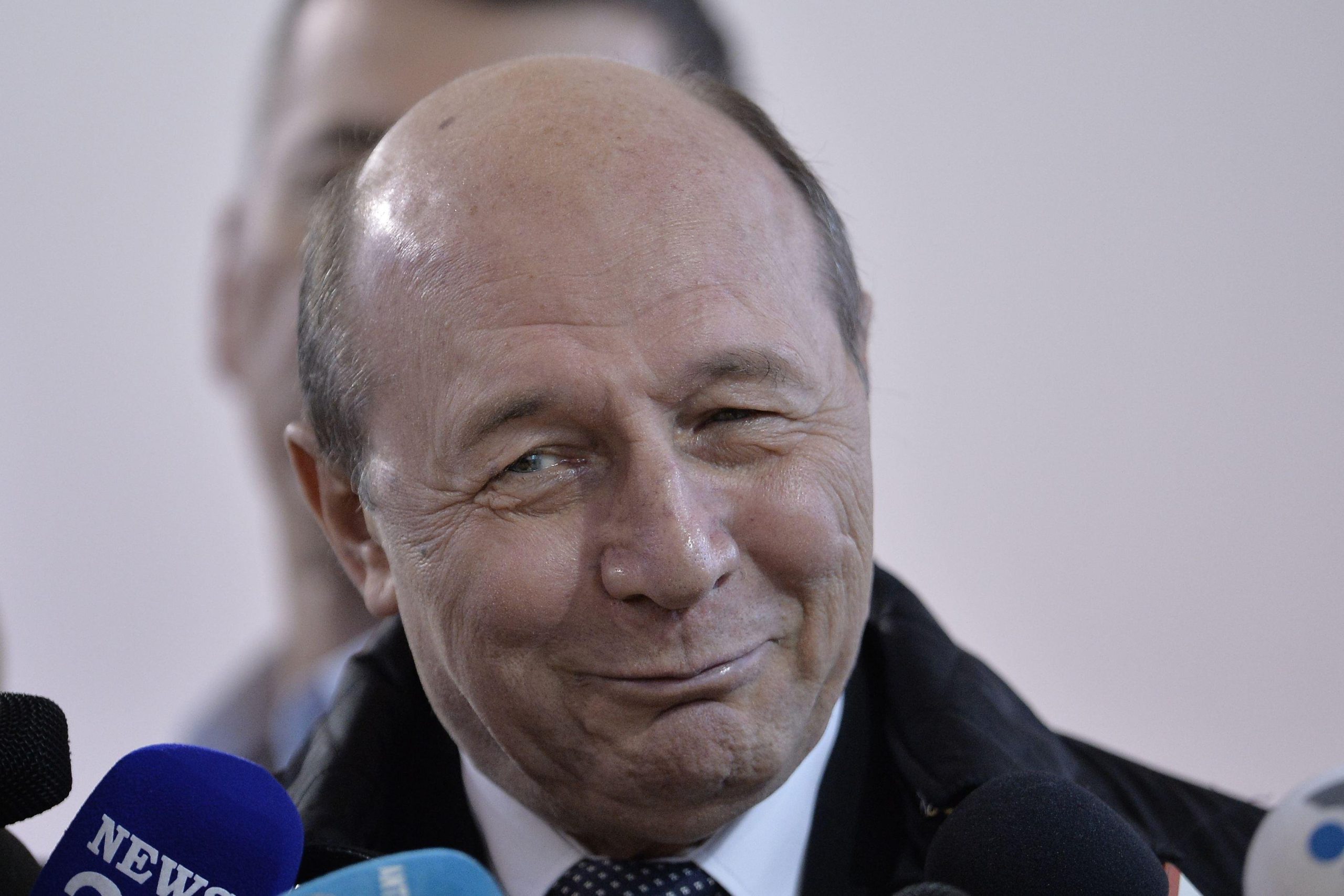 Ce a scris Traian Băsescu, cu majuscule, pe Facebook, sâmbătă la ora 03:30. Postarea s-a viralizat rapid