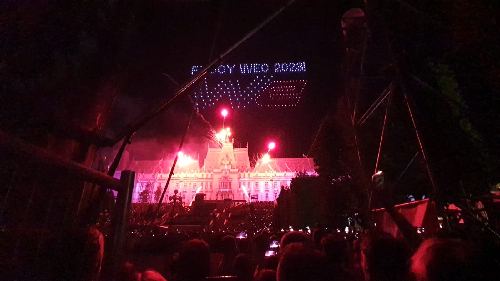 VIDEO – 300 de drone deasupra Iaşului au deschis un festival ca un film de pe Netflix. Un pariu la care se aşteaptă rezultatul