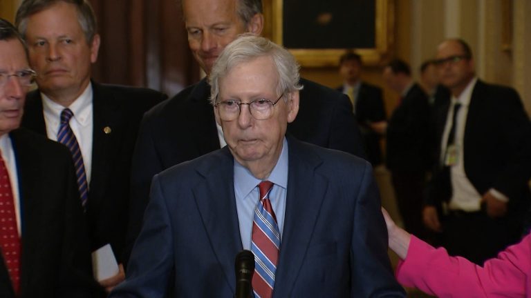 Mitch McConnell, liderul senatorilor republicani, a căzut când era în Capitoliul SUA. El a suferit răni minore