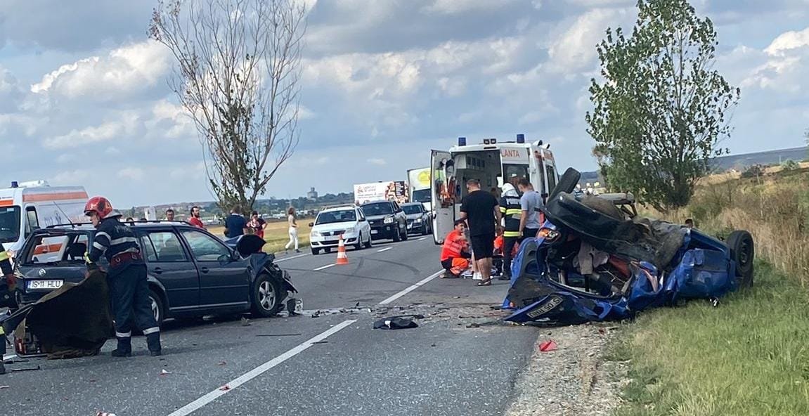 VIDEO Accident cu un mort și doi răniți la Podu Iloaie. O mașină făcută zob la marginea șoselei