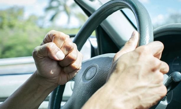 Cum să pui la punct un „mârlan la volan”? Agresivitatea în traficul ieșean, tot mai mare