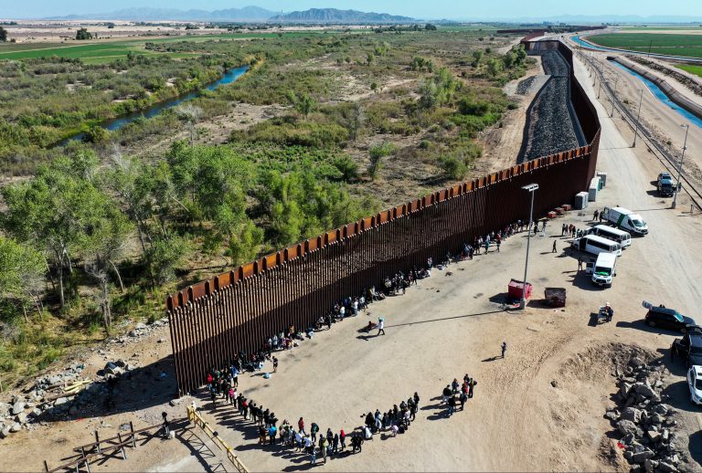 Românii plecați la furat în SUA plătesc călăuze care să-i ducă înapoi în Mexic. Imigranții sunt speriați de măsurile președintelui Trump