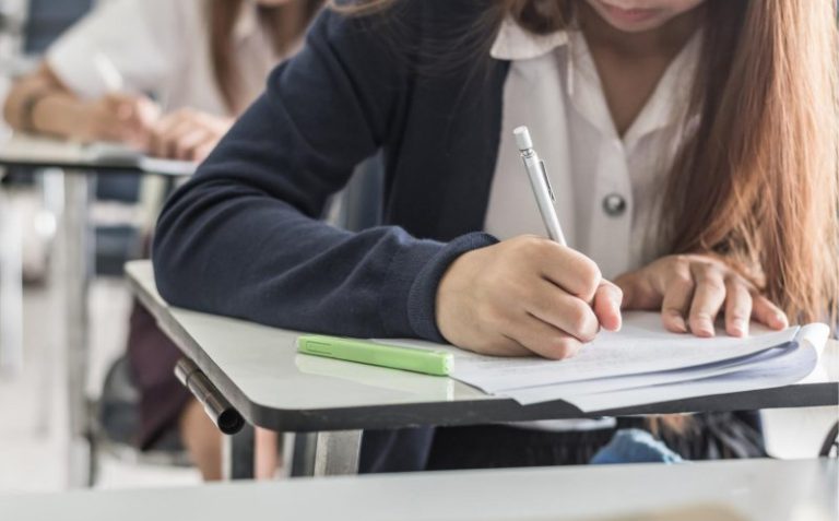 Elevii ieșeni intră de astăzi în focul testărilor inițiale