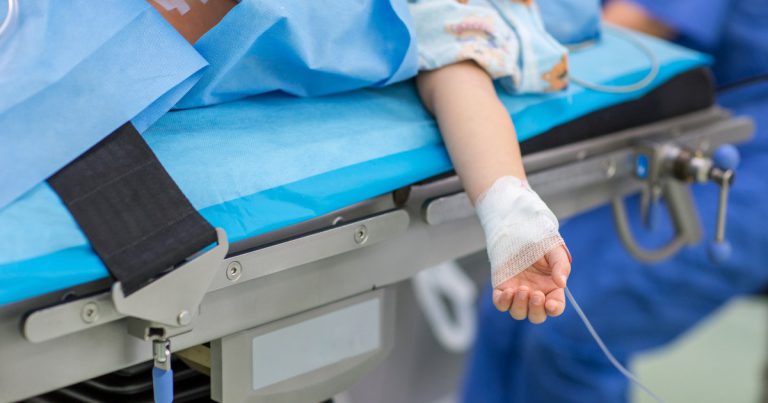 O fetiță de de patru ani se zbate între viață și moarte după ce a ajuns la spital în stare gravă. Avea semne de violență pe corp, mama spune că micuța a căzut din pat