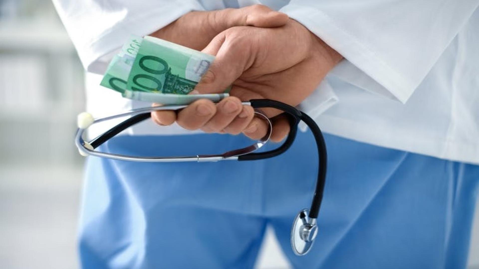  Medic chirurg, prins în flagrant când primea 1.000 de lei pentru a opera o femeie. El a fost reţinut