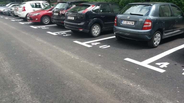 Care criză? Un pensionar a licitat 22.000 lei pentru un loc de parcare. A plătit imediat, cash