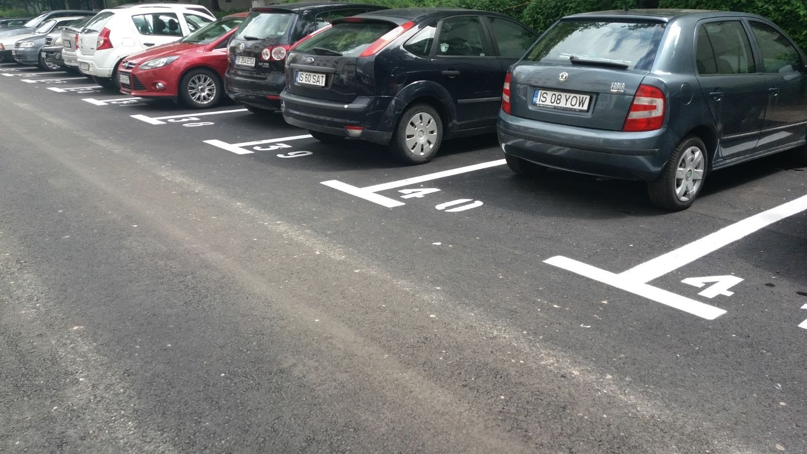 Care criză? Un pensionar a licitat 22.000 lei pentru un loc de parcare. A plătit imediat, cash