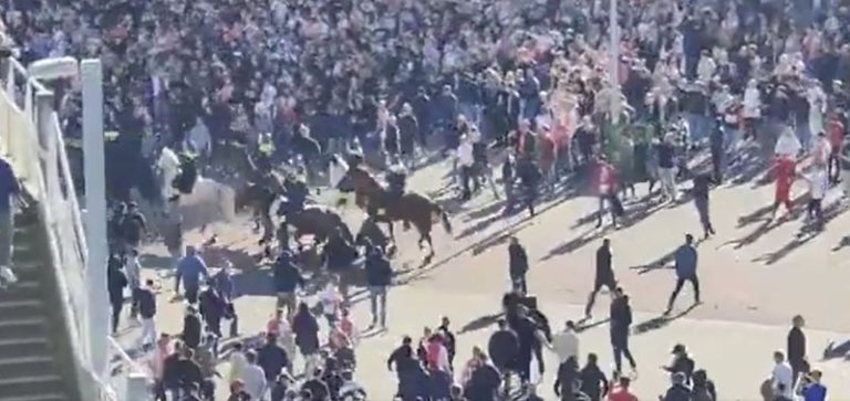 Doi oficiali de la Ajax Amsterdam, agresaţi la meciul cu PSV