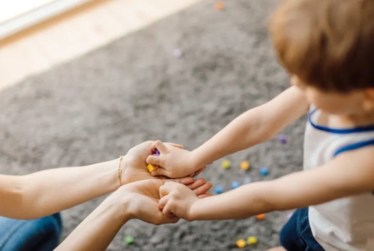 Primăria oferă un ajutor lunar de 1.000 de lei pentru consilierea şi terapiile copiilor cu autism