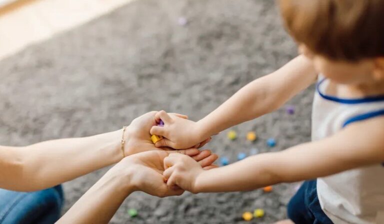 Primăria oferă un ajutor lunar de 1.000 de lei pentru consilierea şi terapiile copiilor cu autism