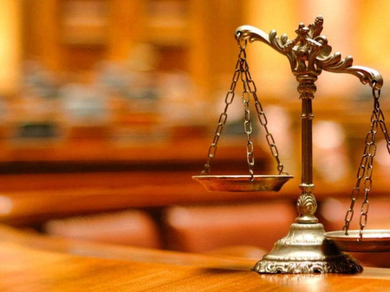 Zeci de magistraţi stau în locuinţe de serviciu ale Ministerului Justiţiei şi plătesc chirie între 60 şi 197 de lei în centrul Capitalei. 36 dintre ei sunt pensionari, având pensii speciale