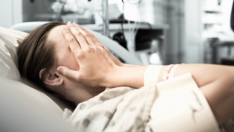 Traumele prin care trec mamele minore explicate pe larg de specialiștii ieșeni