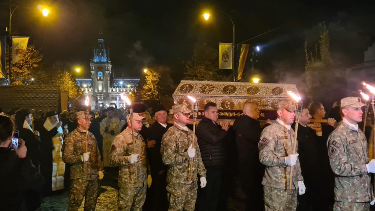 Calea Sfintilor-Racla Sfintei Parascheva a fost purtata de un alai de preoti pe strazile din centrul