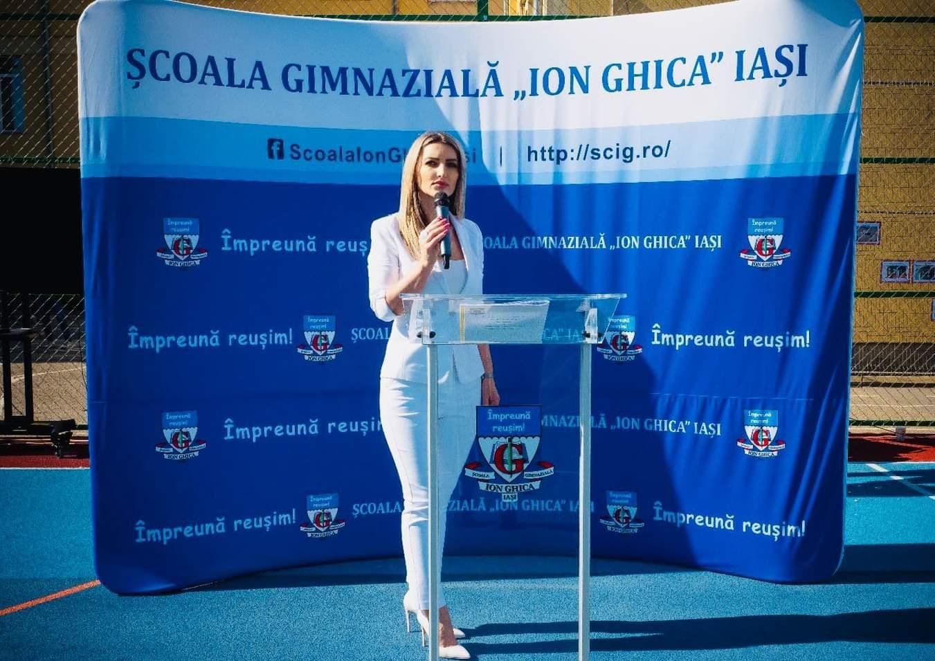 Iată cum trebuie condusă o şcoală! Iaşul, la loc de cinste aseară pe scena Ateneului din Capitală: directorul anului este o ieşeancă