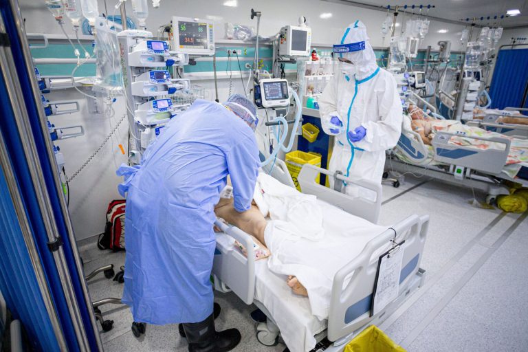Iaşi - Creşte numărul internărilor zilnice cu COVID-19 la Spitalul de Infecţioase. Iată noile simptome ce indică prezenţa bolii