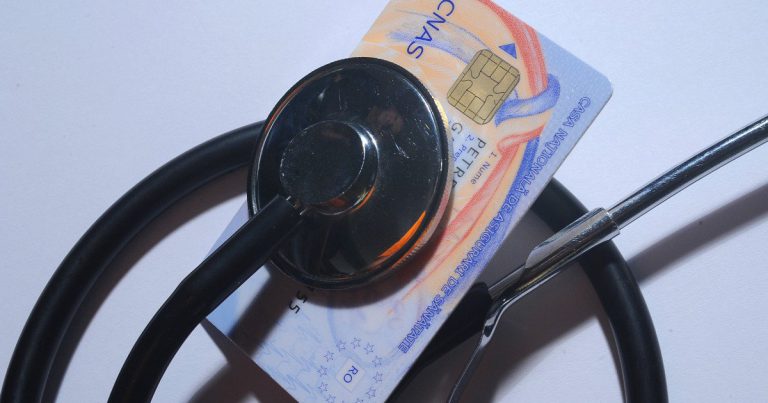 Cine administrează banii luați de la pensionari pentru CNAS: ex-general SRI, medic PNL, personaje fără CV