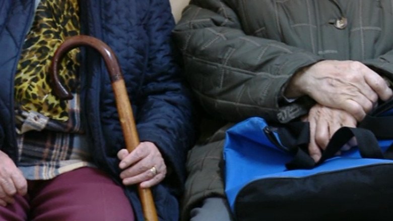 În ce situații pensionarii trebuie să aleagă între două drepturi care li se cuvin pentru transport? Precizări de la Casa de Pensii