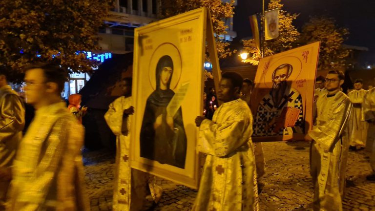 O nouă minune a Sfintei Parascheva: povestea africanilor care studiază la Iaşi şi sunt voluntari la pelerinaj