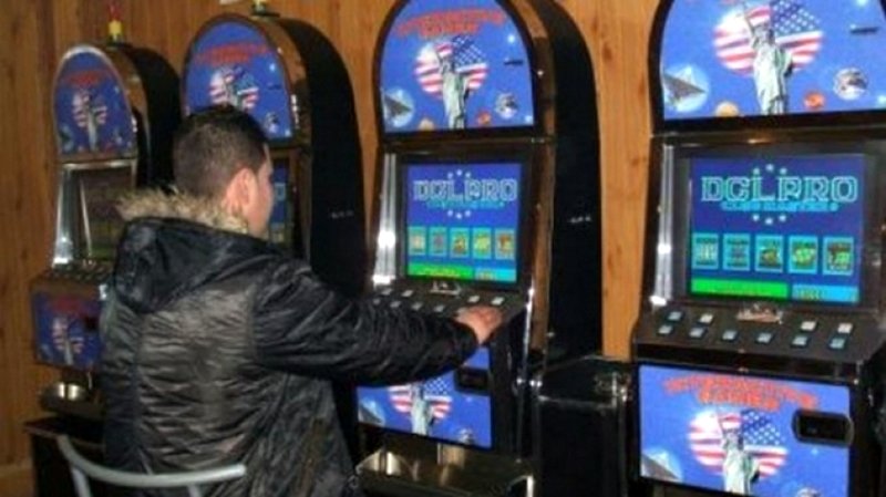  Un agent de pază din Iași a spart sala de jocuri pe care o păzea, dar a pierdut banii furați la păcănele