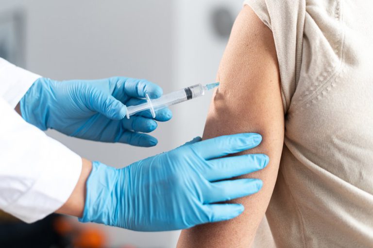 Există un vaccin antigripal mai eficient pentru cei de peste 60 de ani. Prof.dr. Doina Azoicăi, Iași: „Are doză dublă de componentă antigenică”