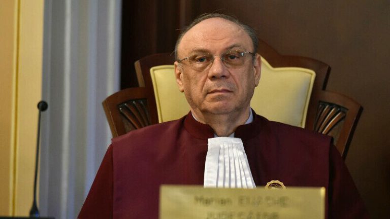 Șeful CCR, despre invalidarea alegerilor: Dacă aţi dori să beţi un pahar cu apă în care ştiţi că există otravă, veţi încerca să o extrageţi sau veţi opta pentru un alt pahar cu apă?