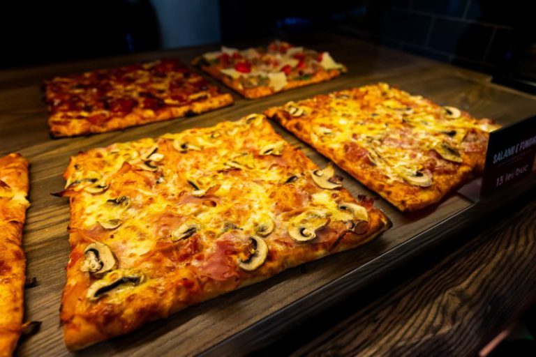 SUA - Un ofițer s-a oprit la un bancomat şi la o pizzerie în loc să investigheze o dublă crimă