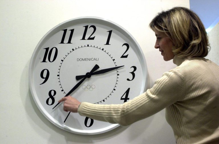 România trece la noapte la „ora de iarnă”. Cum ne afectează schimbarea orei și ce se întâmplă cu trenurile