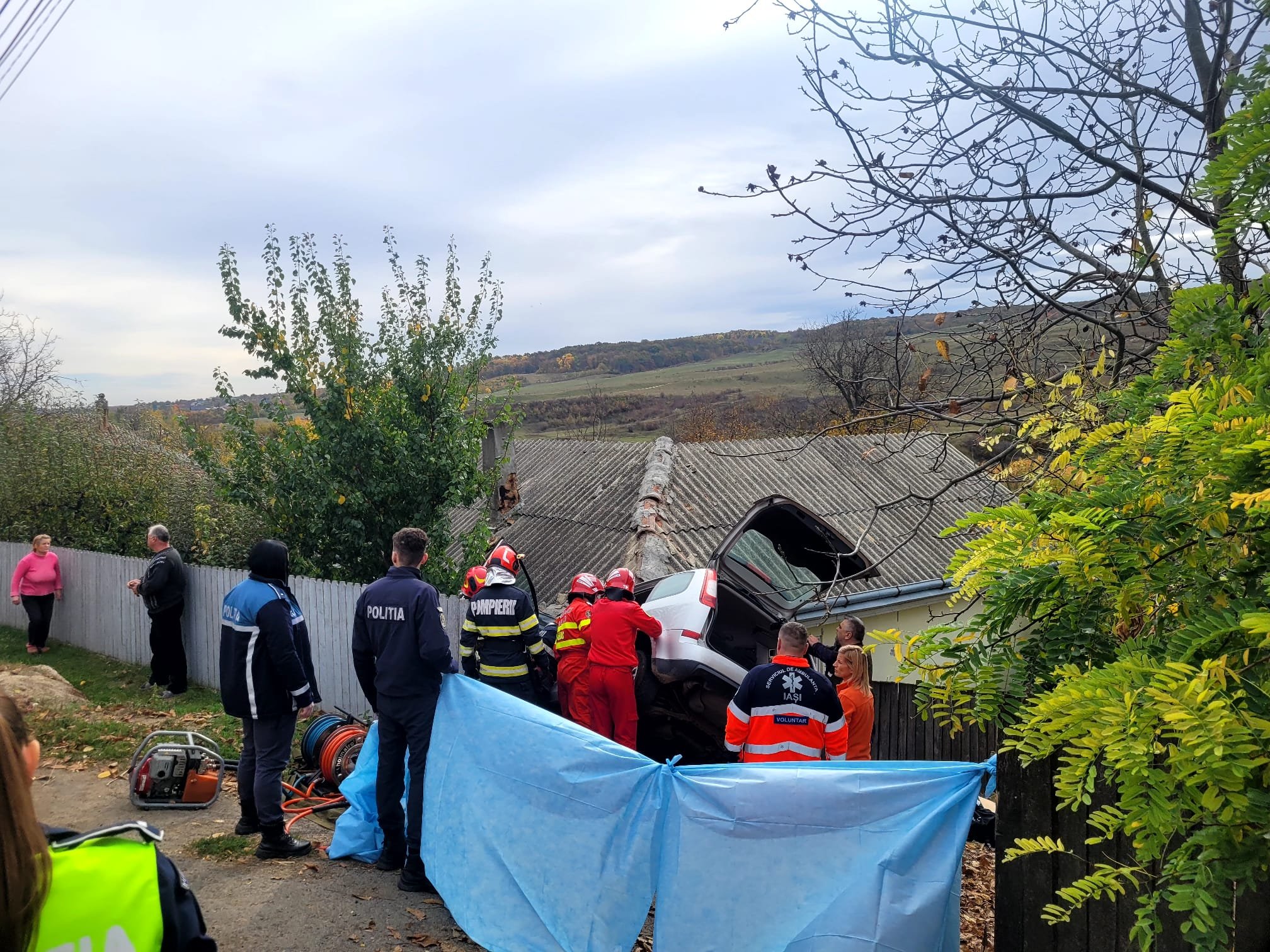  Un nou accident mortal la Iaşi. O maşină a intrat într-o casă, şoferul a decedat – FOTO