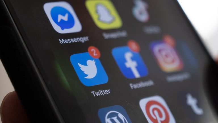 Sociolog: „Cine duce campanii prezidenţiale ca în 2014 nu ştie pe ce lume se află. Ce trăim în aceste luni nu e politică, ci război hibrid”